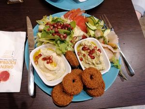 Vegan falafel plate at Orient Foodbar in Villach