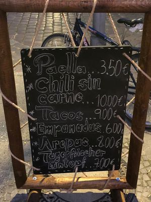 Speisekarte draußen vom 7.10.2022: Paella(3.5€), Chilli sin carne(10€), Tacos(9€), Empanadas(6€), Arepas(8€), tagesfrischer Eintopf(7€)  at Lunasol in Berlin