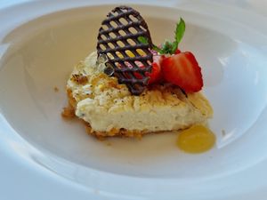 Veganer Cheesecake mit Erdbeeren, Valrhona Hippe und Yuzu-Perlen at Place to V in Lenzen Elbe