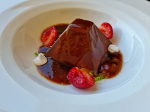 Valrhona Crunch mit Karamell und Erdbeeren at Place to V in Lenzen Elbe