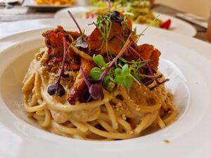 Spaghetti mit Pfifferlingen und Cashew Parmesan at Place to V in Lenzen Elbe
