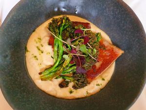 Maultaschen mit Blumenkohlpüree und wildem Brokkoli at Place to V in Lenzen Elbe