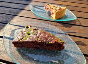 Schoko-Matchakuchen & Zwetschgen Crumble at Place to V in Lenzen Elbe