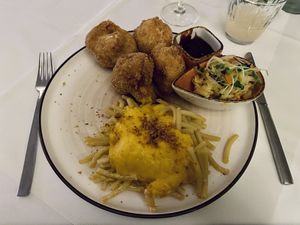 Mac & Cheese with Cauliflower Wings  at Place to V in Lenzen Elbe