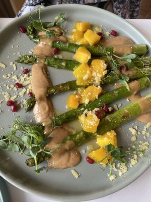 Grüner Spargel mit Mango und Erdnusssauce   at Place to V in Lenzen Elbe