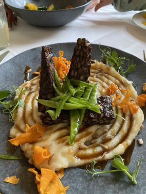 Topinambur mit Bohnen-Tempeh  at Place to V in Lenzen Elbe