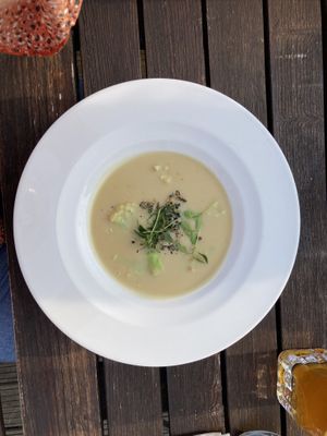 Blumenkohl-Trüffel-Suppe  at Place to V in Lenzen Elbe