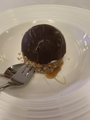 Hazelnut biscuit with caramel and dark chocolate   at Place to V in Lenzen Elbe