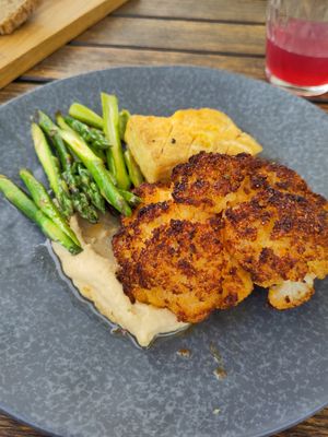Gebackener Blumenkohl mit Zitronentofu at Place to V in Lenzen Elbe