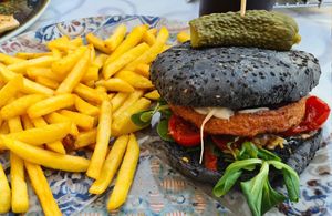 Charcoal bun, meat analogue patty, vegan mayo at Vela Bianca in Lazise
