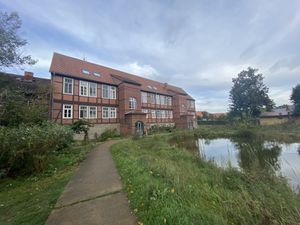 Gebäude in dem die Zimmer sind  at ahead Burghotel in Lenzen Elbe