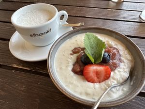 Mandelmilchreis und Cappuccino mit Erbsenmilch  at ahead Burghotel in Lenzen Elbe