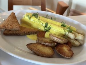Tofuschnitzel mit Spargel   at ahead Burghotel in Lenzen Elbe