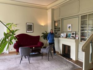 Cozy livingroom with lots of vegan boks  at ahead Burghotel in Lenzen Elbe