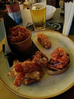 Aperitivo vegano top: riso thai, verdure in pastella, crocchetta di patate e bruschetta. Hanno anche altre opzioni, come fritti e un burger vegano. Consiglio vivamente! at Sotto Sopra in El Gouna