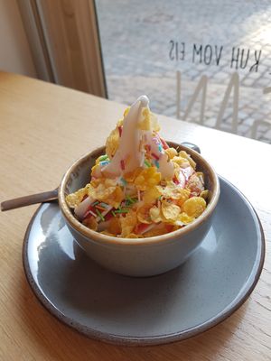 Vegan froyo with strawberry sauce, cornflakes & sprinkles at KARO18 in Bamberg