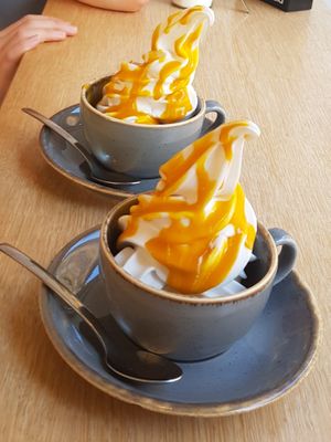 Froyo mit Mangosauce at KARO18 in Bamberg