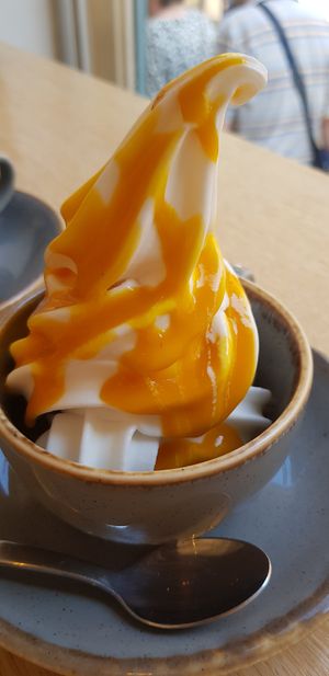 Froyo mit Mangosauce at KARO18 in Bamberg