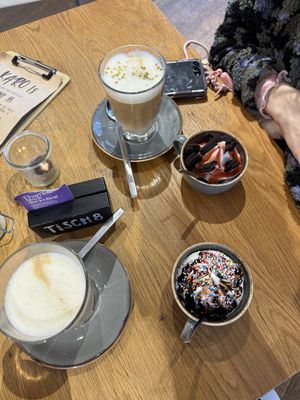 Oat milk cappuccinos and vegan frozen yogurt   at KARO18 in Bamberg