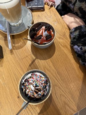 Vegan frozen yogurt with topping variations  at KARO18 in Bamberg