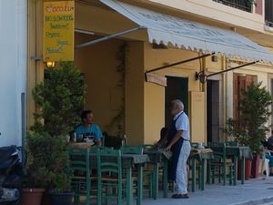 Die Männer unterhalten sich  at To Stachi in Crete