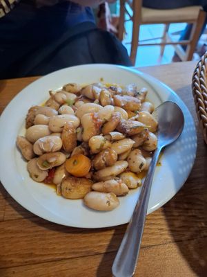 Bonen die lekker gekruid zijn at To Stachi in Crete