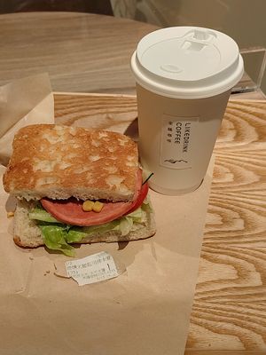煙燻火腿起士佛卡夏+大杯熱美式咖啡 at LikeDrink Coffee - 來臨咖啡 in New Taipei City