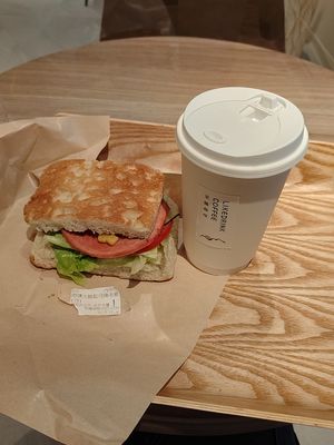 煙燻火腿起士佛卡夏+大杯熱美式咖啡 at LikeDrink Coffee - 來臨咖啡 in New Taipei City