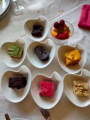 Gran surtido de postres crudiveganos at Restaurante Los Balcones in Villena