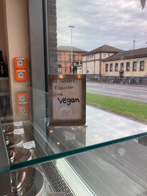 Yes, all favours are vegan at Kaffeesaurus in Bonn