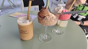 Super delicious, home made and all-vegan icecream + vegan iced latte at Kaffeesaurus in Bonn
