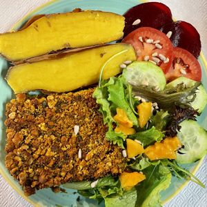 Broa com tofu, batata doce e salada at Fava Mercearia Café in Lagos