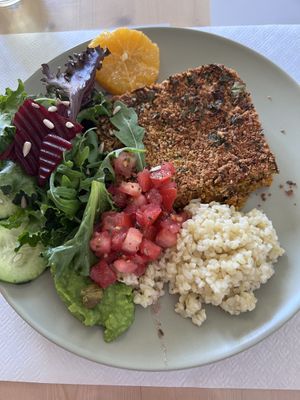 Plat du jour gratin tofu et légumes rôtis accompagnés de crudités   at Fava Mercearia Café in Lagos