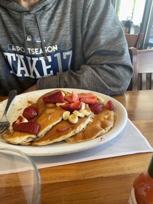 Vegan pancakes w/fresh 🍌& 🍓  at Turning Point in Newtown
