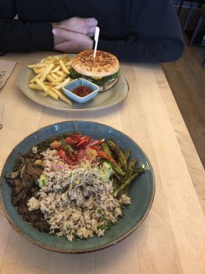 Beyond burger und Proteine Mexikan Bowl at Max Pett in Munich