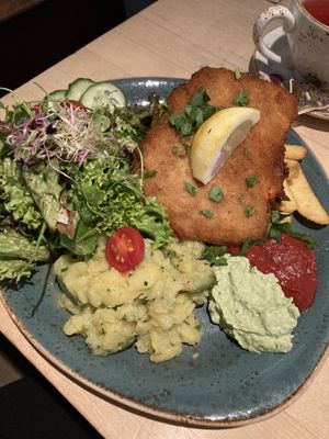 Soja-Schnitzel mit Pommes, Kartoffelsalat und gemischtem Salat at Max Pett in Munich