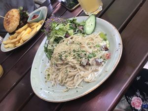 Spaghetti Carbonara und Beyond Meat Burger at Max Pett in Munich