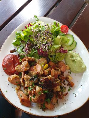 Tagesgericht Kartoffel Gröstl mit veganer Wurst und Beilagen Salat at Max Pett in Munich