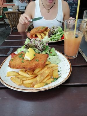 Schnitzel mit Pommes, Guavenlimo at Max Pett in Munich