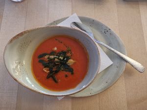 Tomatensüppchen mit Croutons und geröstetem Salbei at Max Pett in Munich