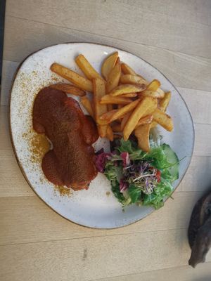 Vurrywurst mit Pommes at Max Pett in Munich