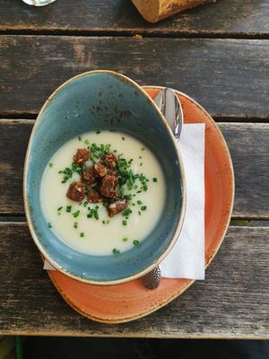 Pastinakensuppe mit Schwarzbrotcroutons at Max Pett in Munich