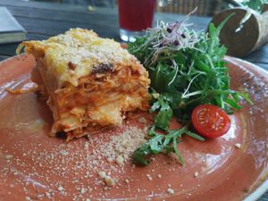 Sonnenblumenhack-Lasagne mit Rucola & Walnussparmesan at Max Pett in Munich