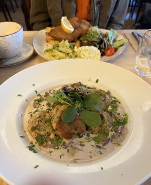 Bread dumplings and schnitzel   at Max Pett in Munich
