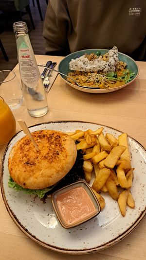 Pett Chicken burger and indish curry at Max Pett in Munich