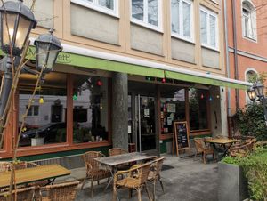 Deftiges Restaurant mit freundlicher Bedienung at Max Pett in Munich