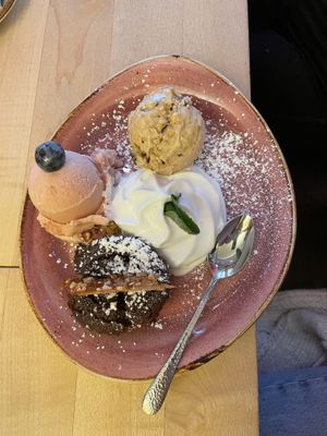 Rhabarber- und Snickereis  at Max Pett in Munich