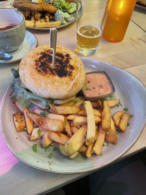 Burger und alkoholfreies Bier   at Max Pett in Munich