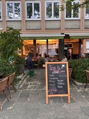 Great outdoor patio with a bistro feel   at Max Pett in Munich