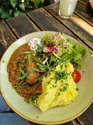 Soja-Zwiebelgulasch mit Kartoffelbrei at Max Pett in Munich